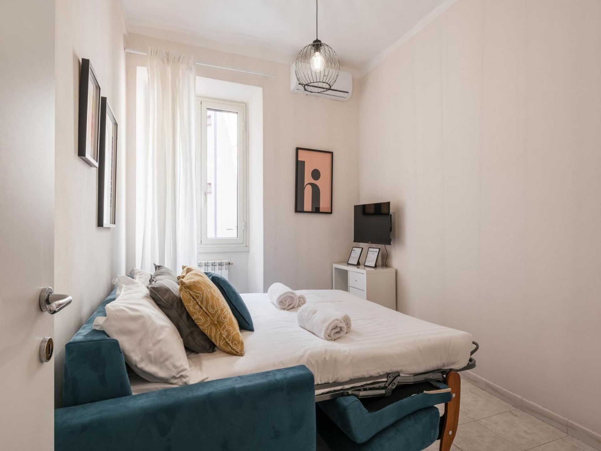 The Best Rent - Spacious One-Bedroom Apartment Near Colosseum Рим Екстериор снимка